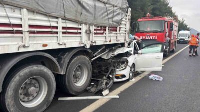 Osmaniye’nin Bahçe ilçesinde meydana gelen trafik kazasında otomobilin tıra arkadan