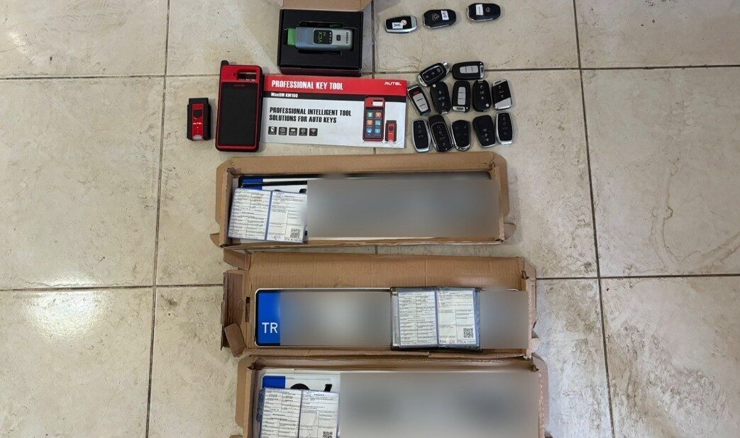 Oto hırsızlığında akılalmaz yöntem: Önce kiraladılar, sonra GPS ile çaldılar Kocaeli’de kiraladıkları aracın anahtarını kopyalayıp içerisine GPS cihazı yerleştirdikten sonra