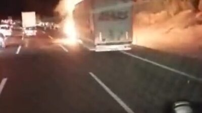 Yalova’nın Altınova ilçesinde otobanda seyreden tır alevlere teslim oldu. Yangında