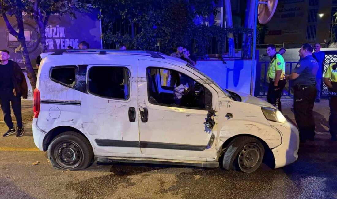 Denizli’nin Pamukkale ilçesinde otomobil, direksiyon hakimiyetini kaybederek önce kaldırıma sonra