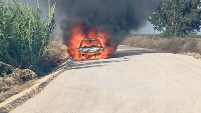 Adana’da alev alev yanan otomobil demir yığınına döndü. Olay, merkez