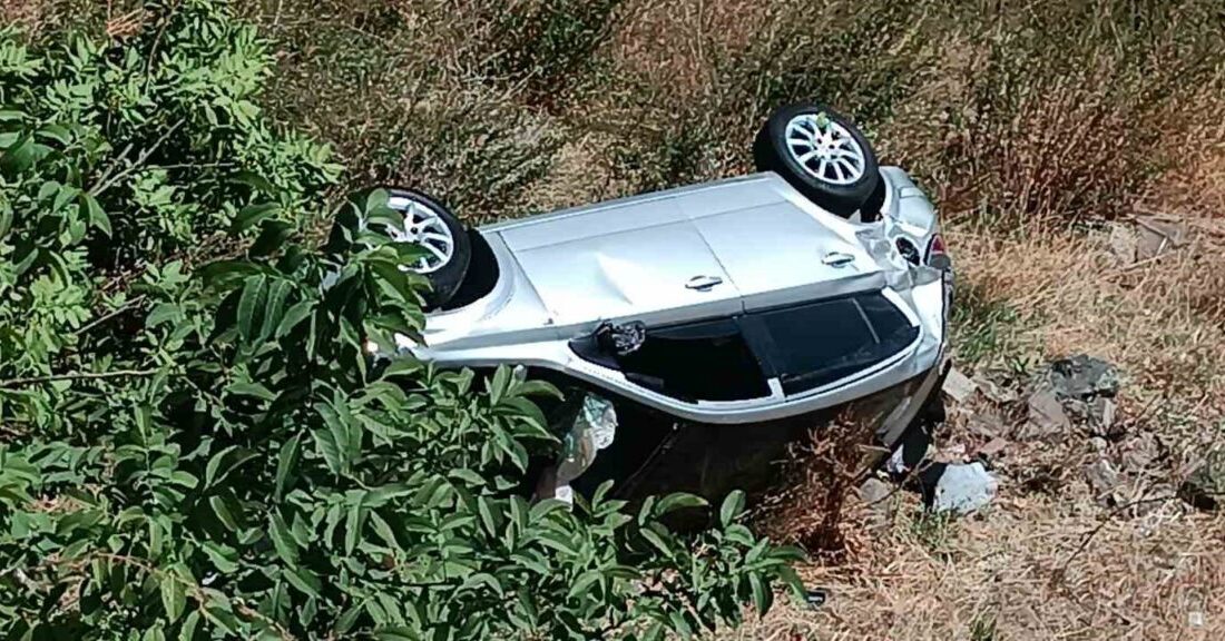 Otomobil duvardan düştü: 2 yaralı Bitlis’te otomobilin kontrolden çıkarak duvardan düşmesi sonucu biri ağır 2
