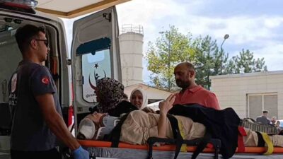 Bursa’nın İnegöl ilçesinde otomobil ile çarpışan motosikletteki karı koca yaralandı.