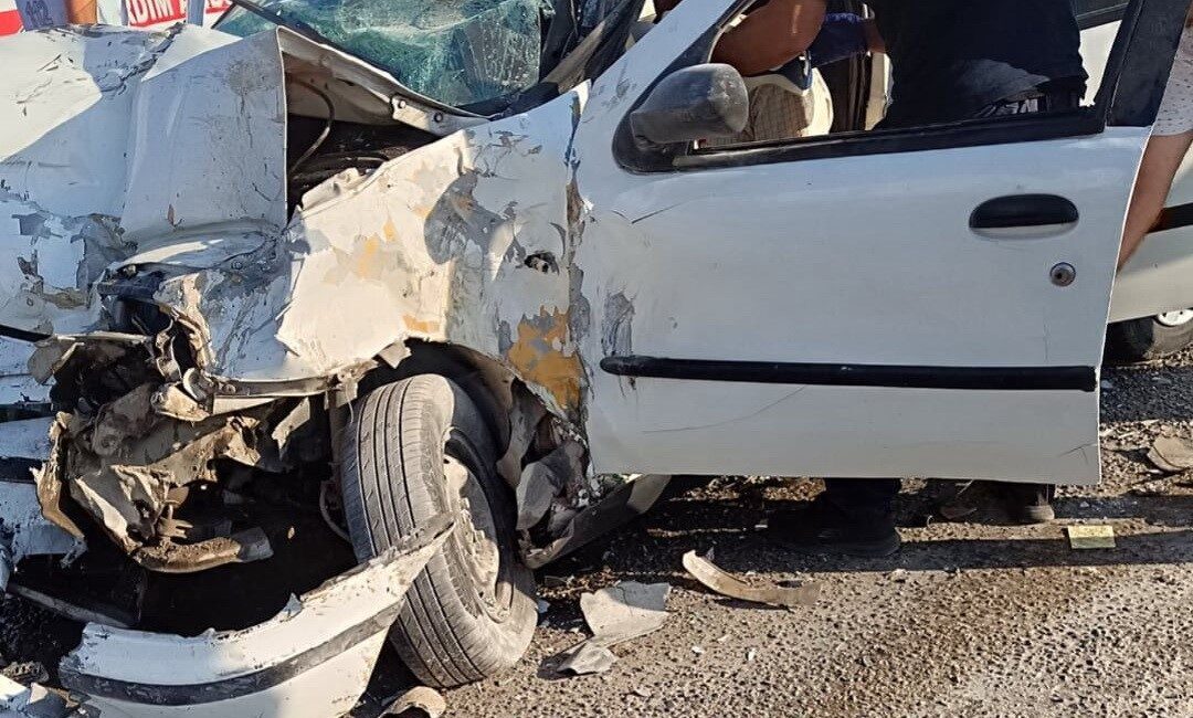 Otomobil ile tır çarpıştı: 2 yaralı Adıyaman’da, otomobil ile tırın çarpışması sonucu meydana gelen kazada 2