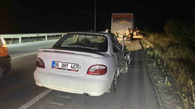 Çorum’da kamyona arkadan çarpan otomobil hurdaya dönerken, sürücüsü kazayı şans