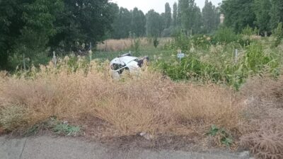 Konya’nın Beyşehir ilçesinde mısır ekili araziye devrilen otomobildeki 2 kişi