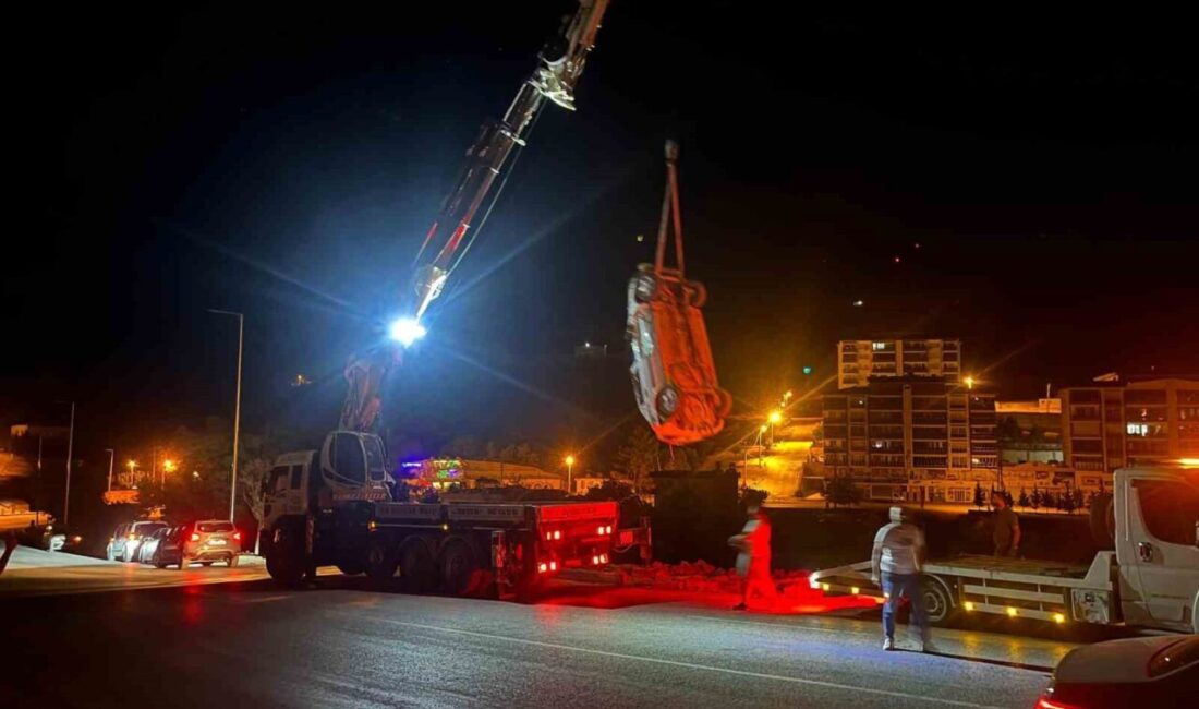 Adıyaman’ın Besni ilçesinde sürücüsünün direksiyon hakimiyetini kaybettiği otomobilin şarampole yuvarlanması