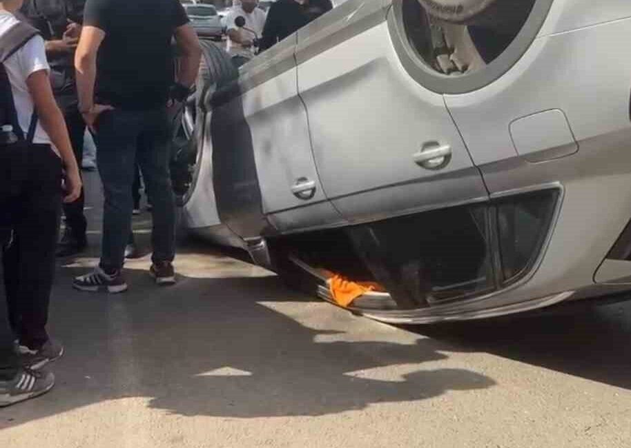 Otomobil takla attı ehliyetsiz sürücü olay yerinden kaçtı Diyarbakır’da seyir halindeki otomobil, park halindeki araca çarptıktan sonra takla