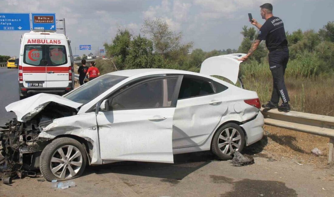 Otomobil yol kenarında bariyerlere çarptı: 2 yaralı Antalya’nın Manavgat ilçesinde otomobilin yol kenarında bulunan bariyerlere çarpması sonucu
