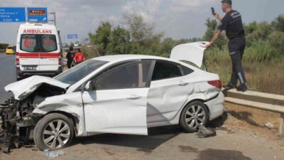 Antalya’nın Manavgat ilçesinde otomobilin yol kenarında bulunan bariyerlere çarpması sonucu