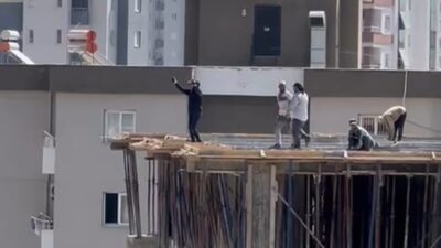 Adana’da bir inşaatın 10’uncu katında çalışan işçiler otomobilden gelen müzik