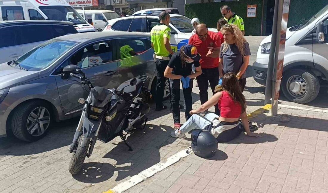 Otomobille çarpışan motosiklet sürücüsü genç kız kafasındaki kask sayesinde kazayı hafif atlattı Antalya’nın Manavgat ilçesinde meydana gelen kazada, motosiklet sürücüsü genç kız