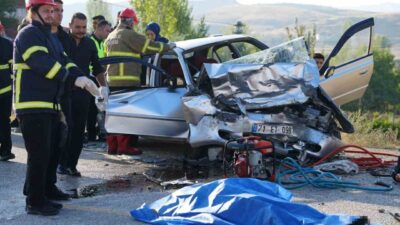 Kırıkkale’de iki otomobilin kafa kafaya çarpıştığı kazada sürücüler olay yerinde