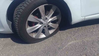 Ankara’da park halindeki araçların lastiklerine zarar verildi. Olay anı güvenlik