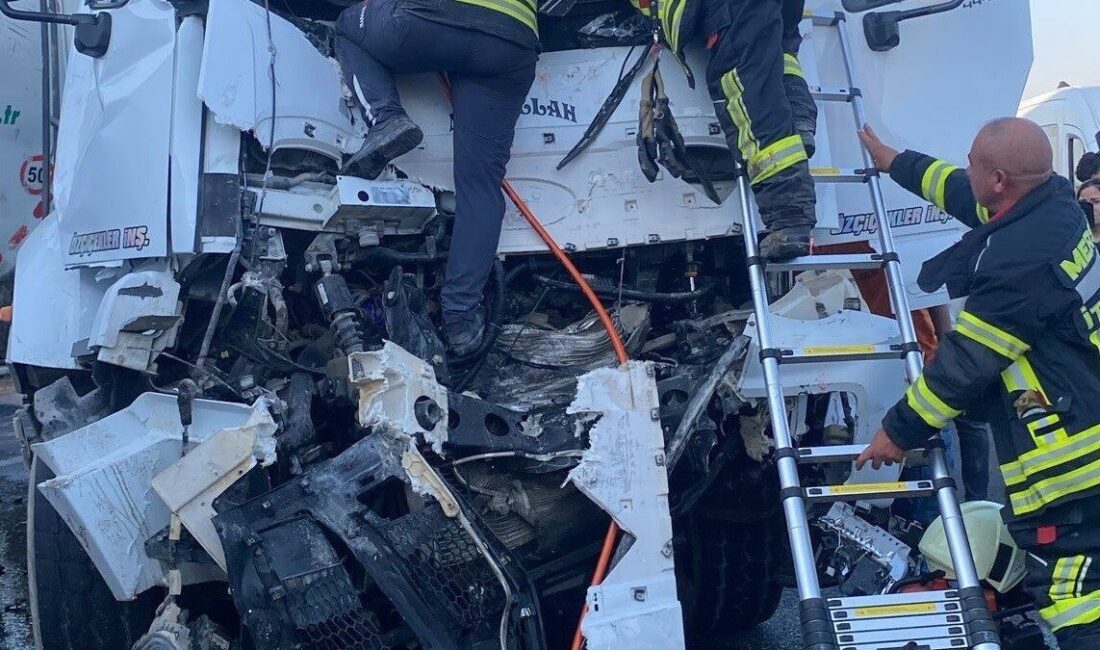 Otoyolda zincirleme kaza: 5 yaralı Mersin’de otoyolun gişeler mevkiinde 2 tır, 1 tanker, 1 kamyon