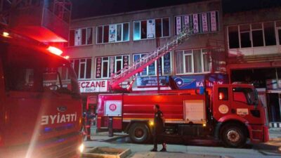 Van’ın Özalp ilçesinde pasajın çatı katında çıkan yangın büyük paniğe