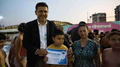 Adana’nın Kozan ilçesinde verilen kursla 500 çocuk yüzmeyi öğrenirken, özel