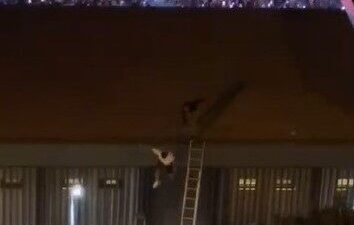 Mersin’in Mezitli ilçesinde ücretli düzenlenen konseri, binanın çatısına çıkarak izlemeye