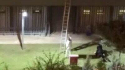 Mersin’in Mezitli ilçesinde düzenlenen konseri, binanın damına çıkarak izlemeye çalışan