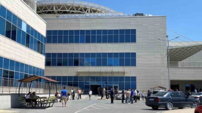 Mersin’de görev yapan özel harekat polisi Mustafa Karapınar, arızasını gidermeye