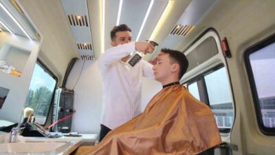 Eskişehir’de yaşayan erkek kuaförü Caner Yıldırım, 1 milyon 250 bin