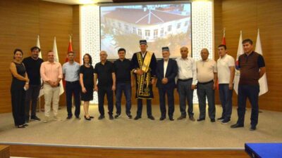 Üzümün başkenti Manisa’ya gelen Özbekistanlı üzüm üreticileri kentteki üretim ve