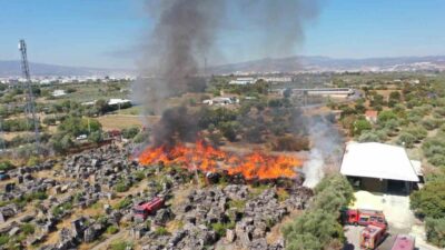 Manisa’nın Yunusemre ilçesindeki ahşap palet fabrikasındaki yangına itfaiye ekiplerinin müdahalesi