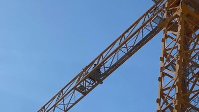 Adıyaman’da, bir işçi parasını alamadığını iddia ederek kule vince çıktı.