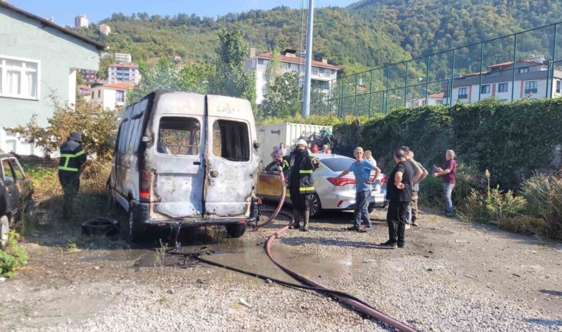 Park halinde alevlere teslim olan panelvan araç yandı Kastamonu’nun İnebolu ilçesinde park halindeki panelvan araç çıkan yangında kullanılmaz