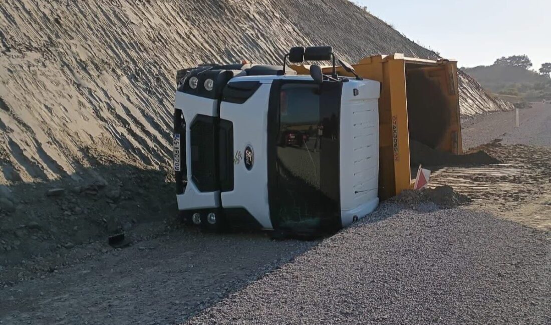 Park halindeki kamyon hareket edip devrildi Manisa’nın Gördes ilçesinde yol kenarına park edilen kamyon kendi kendine