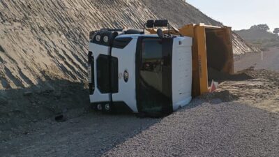 Manisa’nın Gördes ilçesinde yol kenarına park edilen kamyon kendi kendine