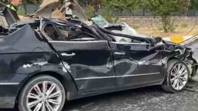 Ağrı’nın Patnos ilçesinde SGK binası önünde, koyun yüklü tır otomobile