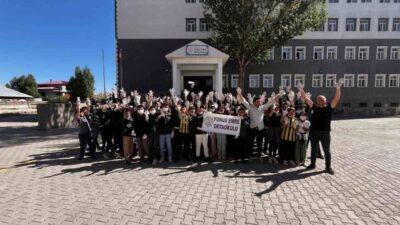 Ağrı’nın Patnos ilçesinde Yunus Emre Ortaokulu öğrenci ve öğretmenleri, okul