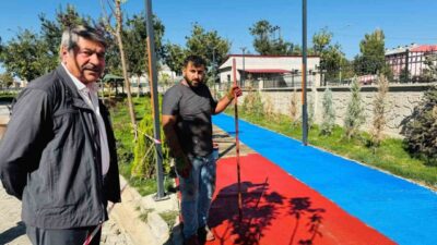 Patnos Belediyesi tarafından Selahaddin Eyyubi Parkı’nda yürüyüş yollarında başlatılan boyama