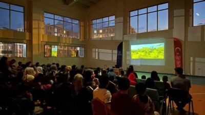 Ağrı’nın Patnos ilçesinde Gençlik Merkezi tarafından düzenlenen sinema etkinliği, çocuklar