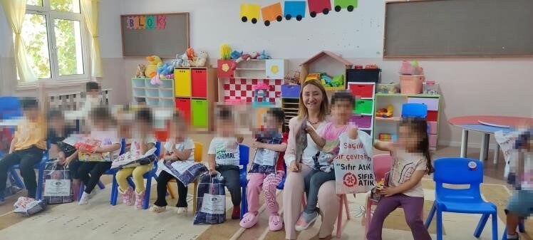 Pazaryeri Belediye Başkanı Zekiye Tekin öğrencilere kırtasiye desteğinde bulundu. Bilecik’in