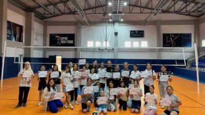Pazaryeri’nde yaz spor okulları kapsamında voleybol branşı kursu başarıyla tamamlandı.