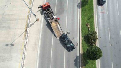 Pendik Sahil Yolu Kadıköy istikametinde meydana gelen kazada, direksiyon hâkimiyetini