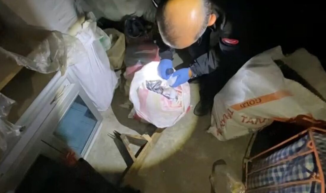 Polis çatı katındaki çuvallarda 15 bin uyuşturucu hap ele geçirdi Samsun’un İlkadım ilçesinde polis, çatı katındaki çuvallarda 15 bin uyuşturucu