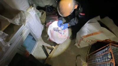 Samsun’un İlkadım ilçesinde polis, çatı katındaki çuvallarda 15 bin uyuşturucu