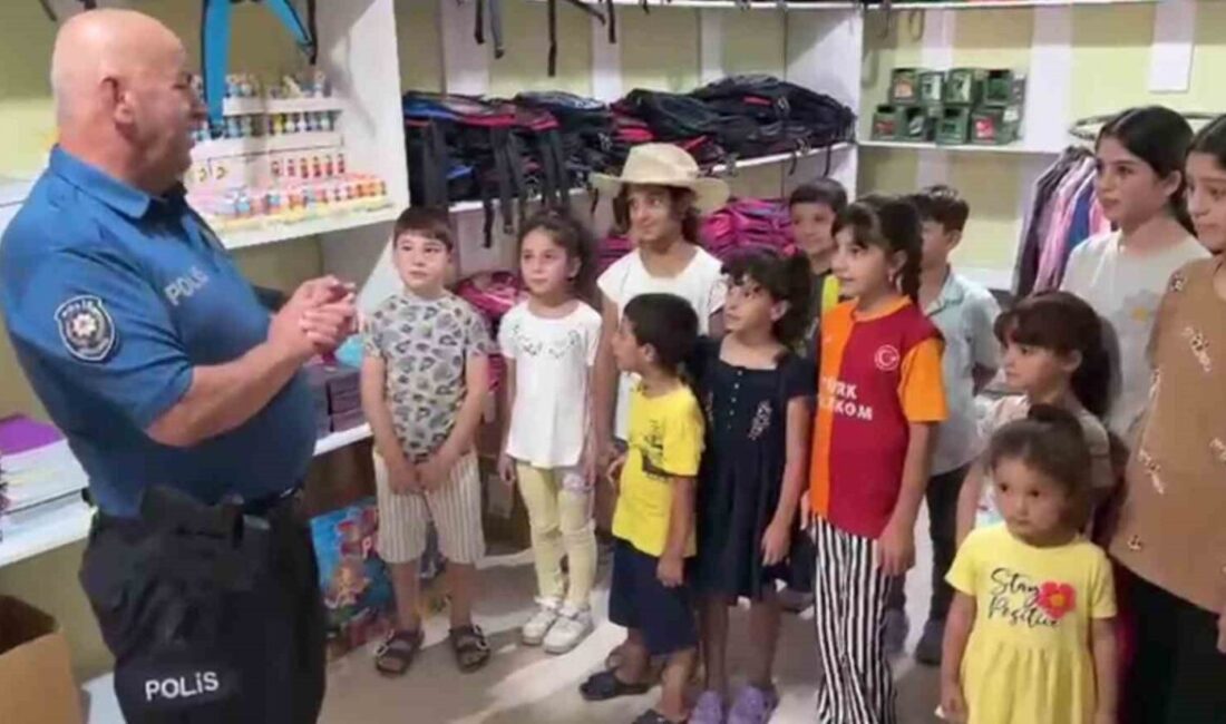 Polis memurunun ’Askıda Kırtasiye’ projesi binlerce çocuğa umut oldu Sosyal sorumluluk projeleriyle tanınan polis memuru Mustafa Şahin, ’Askıda Kırtasiye’