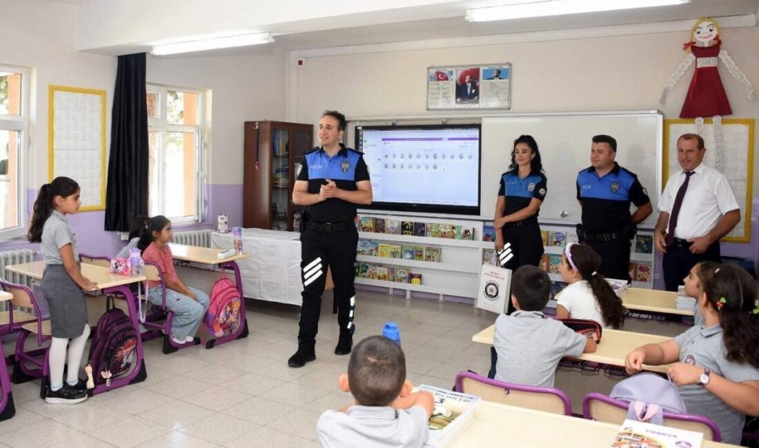 Polislerden öğrencilere kitap hediyesi Erzincan’da polisler öğrencilere hikâye kitapları hediye etti. Toplum Destekli Polislik
