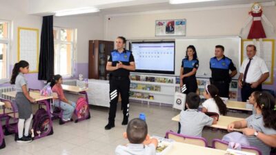 Erzincan’da polisler öğrencilere hikâye kitapları hediye etti. Toplum Destekli Polislik