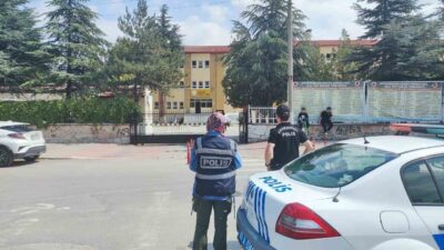 Afyonkarahisar’da polis tarafından gerçekleştirilen huzur denetimlerinde 800’e yakın kişinin kimlik