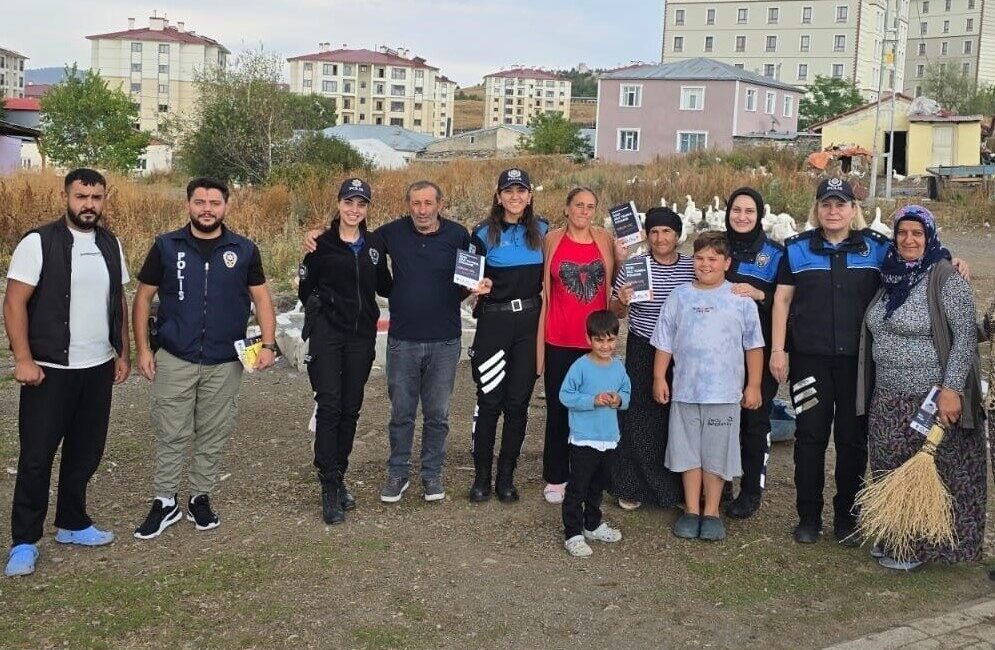Polisten vatandaşa broşürlü uyarı Ardahan’da polis ekipleri tarafından kentte vatandaşların yoğun olarak bulunduğu cadde