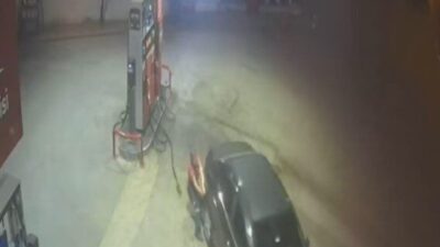 Bursa’nın Nilüfer ilçesindeki bir benzin istasyonunda pompacının yakıt koyduğu otomobil
