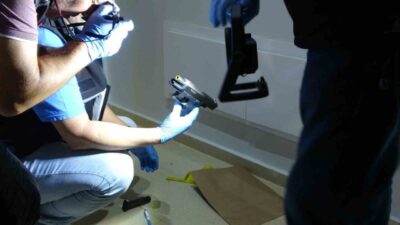 Malatya’da bir apartmanın posta kutusunda bulunan tabanca paniğe neden oldu.