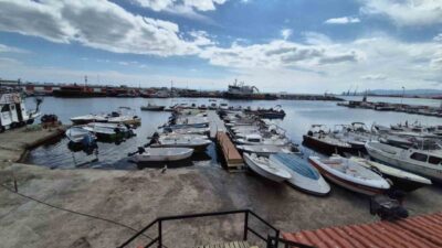 Tekirdağ’ın Süleymanpaşa ilçesinde denize açılan balıkçılar, Poyraz fırtınası nedeniyle limana