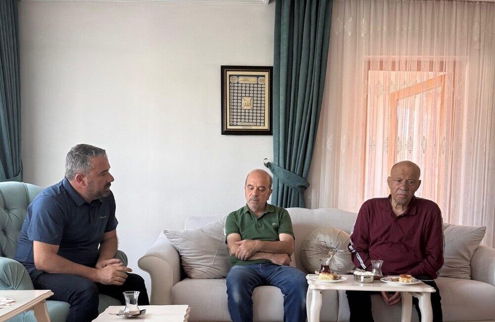 Pursaklar Belediye Başkanı Çetin’den yakınlarını kaybeden vatandaşlara taziye ziyareti Pursaklar Belediye Başkanı Ertuğrul Çetin, yakınlarını kaybeden hemşehrilerine taziye ziyaretinde