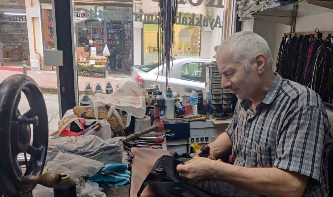 Rize’de 35 yıllık ayakkabı tamircisinden mesleki sitem, “Sanat bitti, bu meslek bizimle sona erecek” RİZE (İHA) – İlkokul yıllarında öğretmeninin okul hayatına devam etmesi